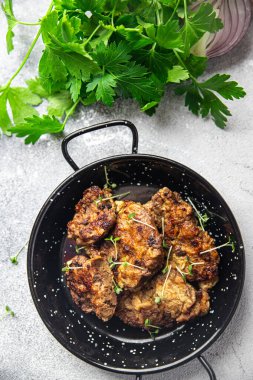 Kızarmış sığır eti parçaları et yiyecekler masada sağlıklı yemek atıştırmalıkları fotokopi alanı arka planında