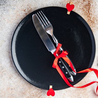 Sevgililer Günü sofra takımı çatal, bıçak, tabak tatili dekorasyonu aşk tarihi uzay yemek arka planı fotokopisi