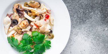 Sebze, kalamar, midye, ahtapot, karides. Fotokopi masasında sağlıklı yemek atıştırmalıkları.