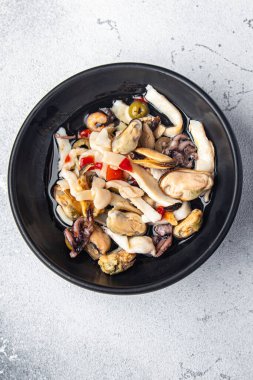 Sebze, kalamar, midye, ahtapot, karides. Fotokopi masasında sağlıklı yemek atıştırmalıkları.