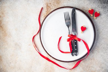 Sevgililer günü masası romantik tarih çatalı, bıçak, tabak tatili dekorasyonu sevgililer günü sevgilisinin tarih fotokopisi uzay yemek arkaplanı
