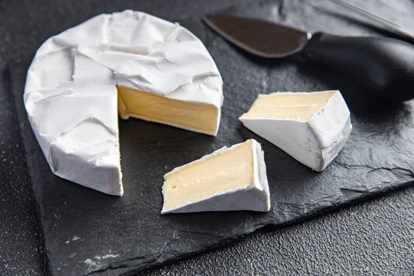 カムベルトチーズ型地殻チーズ健康的な食事テーブルの上のスナックコピースペースの食べ物背景素朴なトップビュー — ストック写真
