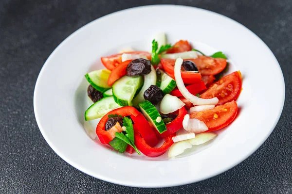 Frisches Gemüse Salat Tomaten Gurken Paprika Zwiebeln Schwarze Oliven Entsteint — Stockfoto