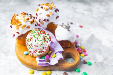 Paskalya pastası ev yapımı tatlı tatlı, bayram şenliği, paskalya yemeği, sağlıklı yemek atıştırmalıkları fotokopi masasında.