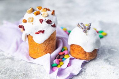 Paskalya pastası ev yapımı tatlı tatlı, bayram şenliği, paskalya yemeği, sağlıklı yemek atıştırmalıkları fotokopi masasında.