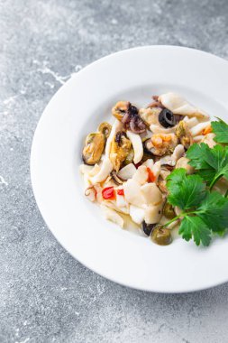 Fotokopi masasında sağlıklı yemek atıştırmalıkları yemeye hazır deniz ürünleri. Arka plandaki yiyeceklerin kopyası.