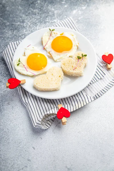Valentines Day Egg Fried Breakfast Table Scrambled Eggs Heart Shape — Stock Photo, Image