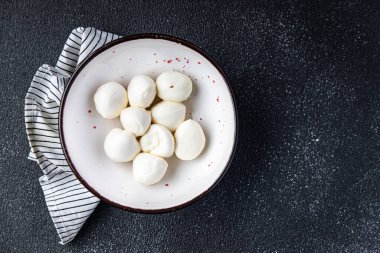 mozzarella mini küre masada sağlıklı yemek atıştırmalığı fotokopi alanı arka plan kırsal üst görünüm