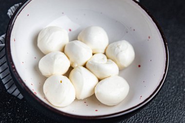 mozzarella mini küre masada sağlıklı yemek atıştırmalığı fotokopi alanı arka plan kırsal üst görünüm
