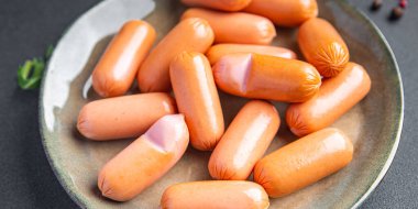 Sosisler taze domuz eti, sığır eti, tavuk, hindi sağlıklı yemek atıştırmalıkları fotokopi masasında uzay yiyecekleri arka plan kırsal manzarası