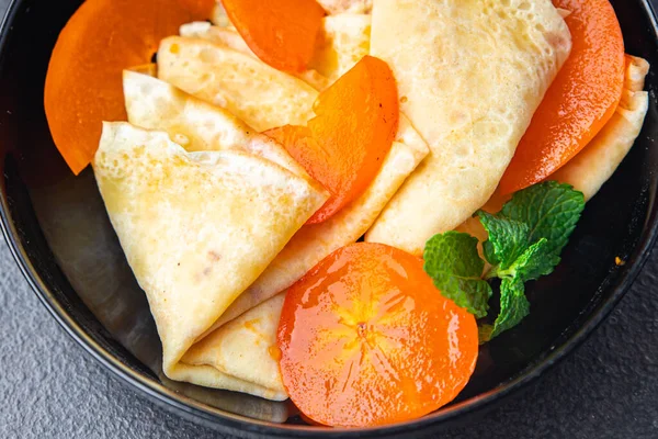 Persimmon Tunna Pannkakor Frukt Crepe Frukost Söt Dessert Hälsosam Måltid — Stockfoto