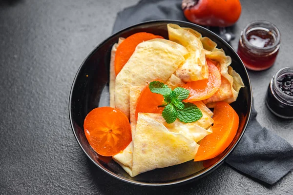 Persimmon Panquecas Finas Crepe Frutas Café Manhã Sobremesa Doce Refeição — Fotografia de Stock