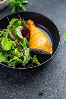 Tavuk budu ve salata yaprakları yeşil sağlıklı yemek atıştırmalıklarını fotokopi masasında yer alan yiyeceklerin arka planında kırsal üst görünüm keto veya paleo diyeti karıştırır.