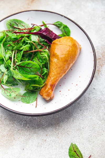 Nogi Kurczaka Liści Sałatki Wymieszać Zielony Zdrowy Posiłek Jedzenie Przekąska — Zdjęcie stockowe