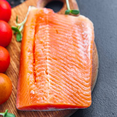 somon balığı taze deniz ürünleri ikinci tabak sağlıklı beslenme diyeti abur cubur masa üzerinde fotokopi uzay gıda arka plan kırsal üst görüş peskataryen diyet