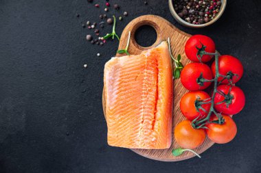 somon balığı taze deniz ürünleri ikinci tabak sağlıklı beslenme diyeti abur cubur masa üzerinde fotokopi uzay gıda arka plan kırsal üst görüş peskataryen diyet