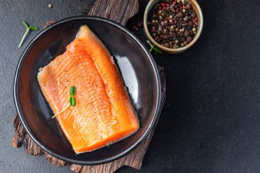 somon balığı taze deniz ürünleri ikinci tabak sağlıklı beslenme diyeti abur cubur masa üzerinde fotokopi uzay gıda arka plan kırsal üst görüş peskataryen diyet
