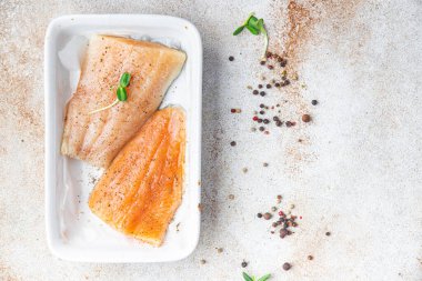somon balığı taze deniz ürünleri ikinci tabak sağlıklı beslenme diyeti abur cubur masa üzerinde fotokopi uzay gıda arka plan kırsal üst görüş peskataryen diyet