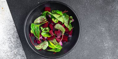 Pancar salatası karışımı yeşil pancar pancarı sebze taze sağlıklı beslenme diyeti aperatifi masanın üzerinde fotokopi uzayı arka planı kırsal üst görünüm keto veya paleo diyet vejetaryen veya vejetaryen yemeği bırakır.
