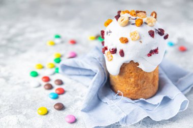 Paskalya tatlı bahar festivali tatlı şenliği bayram pişirme bayramı paskalya ziyafeti yemek atıştırmalıkları masanın üzerinde uzay yiyeceklerinin fotokopisi. 