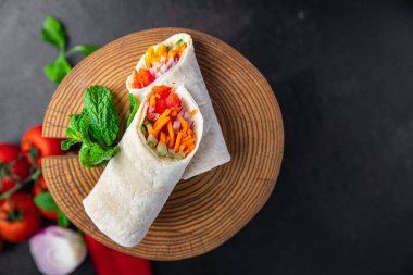 Shawarma sebze yiyen kebap burrito burrito burrito burrito burrito vejetaryen vejetaryen ekmek sebzeleri masada sağlıklı yemek atıştırmalığı fotokopi uzay yiyecekleri arka plan vejetaryen yiyecekleri üst görünüm