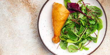 Tavuk budu taze salata yaprakları yeşil yemek aperatiflerini fotokopi masasında karıştırır. 