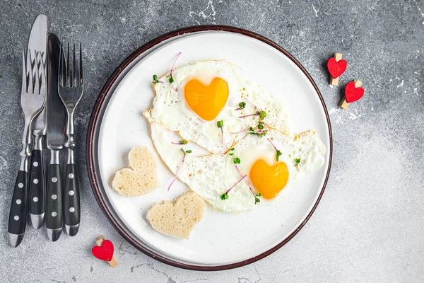 Masada Sevgililer Günü Yumurta Kahvaltısı Yağda Yumurta Kalp Şeklinde Tatil — Stok fotoğraf