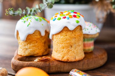 Paskalya pastası Kulich ev yapımı parlak tatlı pişirme kutlama bayramı Ortodoks Hıristiyanlar sofrada sağlıklı yemek atıştırmalığı ikram ediyor.