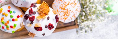 Paskalya pastası kulich ev yapımı pişirme bahar tatili sofrada atıştırmalık şeyler fotokopi çekiliyor. 