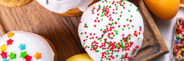 Paskalya pastası kulich ev yapımı pişirme bahar tatili sofrada atıştırmalık şeyler fotokopi çekiliyor. 