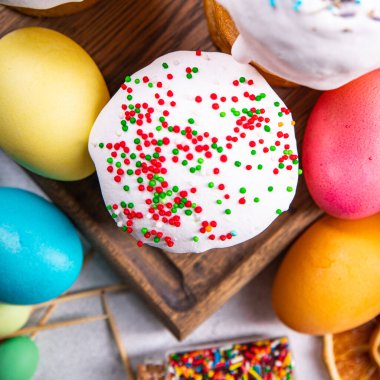 Paskalya pastası kulich ev yapımı pişirme bahar tatili sofrada atıştırmalık şeyler fotokopi çekiliyor. 