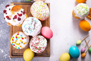 Paskalya pastası kulich ev yapımı pişirme bahar tatili sofrada atıştırmalık şeyler fotokopi çekiliyor. 