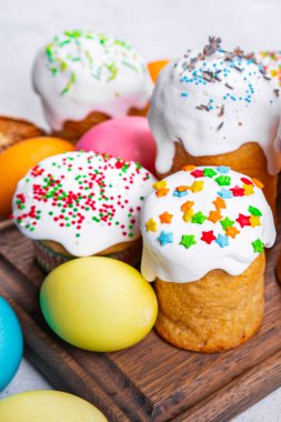 Paskalya pastası kulich ev yapımı pişirme bahar tatili sofrada atıştırmalık şeyler fotokopi çekiliyor. 