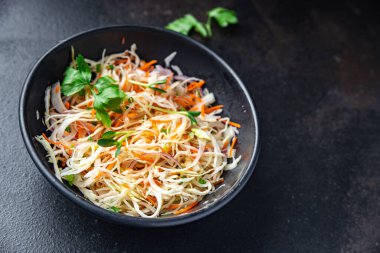 salata lahana, havuç, soğan taze porsiyon sağlıklı beslenme diyeti masadaki yaşam atıştırmalığı fotokopi uzayı arka plan arka plan kırsal üst görüş keto veya paleo diyet vejetaryen veya vejetaryen gıda