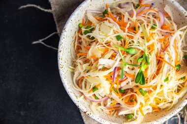 salata lahana, havuç, soğan taze porsiyon sağlıklı beslenme diyeti masadaki yaşam atıştırmalığı fotokopi uzayı arka plan arka plan kırsal üst görüş keto veya paleo diyet vejetaryen veya vejetaryen gıda