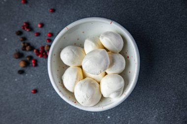 Mini mozzarella ineği ya da bufalo sütü taze porsiyon sağlıklı beslenme diyeti hala masa üzerinde yaşam atıştırmalığı fotokopisi uzay yiyecekleri arka plan kırsal üst görünüm