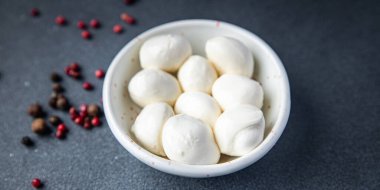 Mini mozzarella ineği ya da bufalo sütü taze porsiyon sağlıklı beslenme diyeti hala masa üzerinde yaşam atıştırmalığı fotokopisi uzay yiyecekleri arka plan kırsal üst görünüm