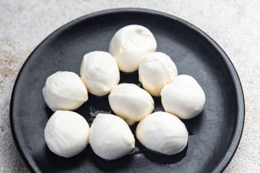 Mini mozzarella ineği ya da bufalo sütü taze porsiyon sağlıklı beslenme diyeti hala masa üzerinde yaşam atıştırmalığı fotokopisi uzay yiyecekleri arka plan kırsal üst görünüm