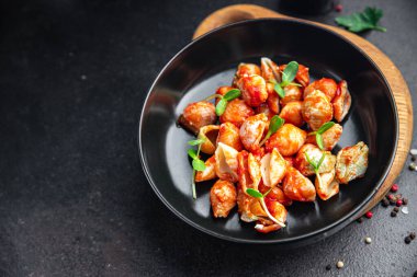 Conchiglie makarna kabuğu domates sosu ikinci tabak taze porsiyon diyet sağlıklı yemek diyeti masanın üzerinde yaşam atıştırmalığı fotokopi uzayı arka plan kırsal üst görünüm