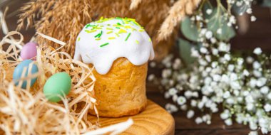 Paskalya pastası beyaz krema ve renkli süslemeler ev yapımı tatlı ekmek pişirme tatlı bayram kutlaması Ortodoks Hıristiyanlar paskalya yemeği atıştırmalıkları masa üzerinde uzay yemeği arka plan kırsal 