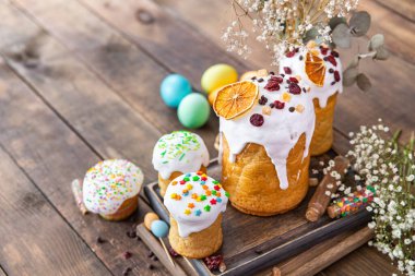 Paskalya pastası beyaz krema ve renkli süslemeler ev yapımı tatlı ekmek pişirme tatlı bayram kutlaması Ortodoks Hıristiyanlar paskalya yemeği atıştırmalıkları masa üzerinde uzay yemeği arka plan kırsal 