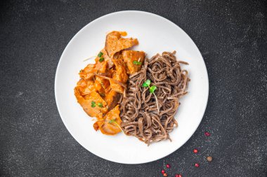 karabuğday eriştesi et taze porsiyon diyet sağlıklı yemek diyeti masanın üzerinde yaşam atıştırmalığı fotokopi uzay yiyecek arka plan kırsal üst görünüm