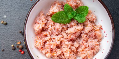 Kril eti kıyılmış Atlantik karidesi taze porsiyon sağlıklı beslenme diyeti hala masada yaşam atıştırmalığı fotokopi uzayı arka plan kırsal manzaralı peskataryan diyeti