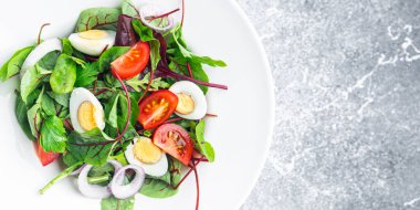 Paskalya salatası sebze bıldırcın yumurtası domatesi masada sağlıklı yemek atıştırmalıkları bırakır. 
