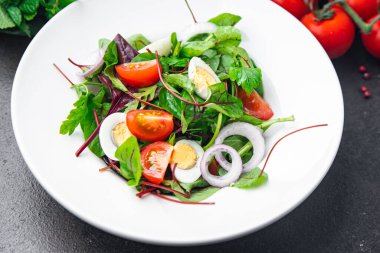 Paskalya salatası sebze bıldırcın yumurtası domatesi masada sağlıklı yemek atıştırmalıkları bırakır. 