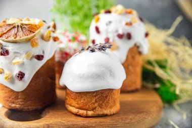 Paskalya pastası arka planda tatlı tatlı bayram ekmeği pişiren bayram Paskalya yemeği atıştırmalıkları masanın üstünde uzay yiyeceklerinin fotokopisini çekiyor. 