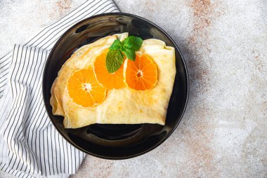 İnce narin krep kahvaltısı krep Shrovetide bayramı Maslenitsa tatlı tatlı krep sağlıklı yemek atıştırmalığı masada uzay yemeği arka planında