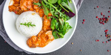 pirinç eti körisi ve marul taze porsiyon diyet sağlıklı yemek diyeti masanın üzerinde hala yaşam atıştırmalığı fotokopi alanı arka plan kırsal üst görünüm