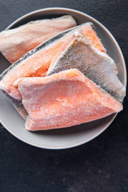 donmuş balık fileto somon ya da char taze porsiyon diyet sağlıklı yemek diyeti masa üzerinde yaşam atıştırmalığı fotokopi alanı arka plan kırsal üst görünüm