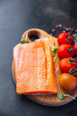 Çiğ balık fileto somon ya da char taze deniz ürünleri taze porsiyon diyet sağlıklı yemek diyeti masa üzerinde yaşam atıştırmalığı fotokopisi uzay yiyecek arka plan kırsal üst görünüm